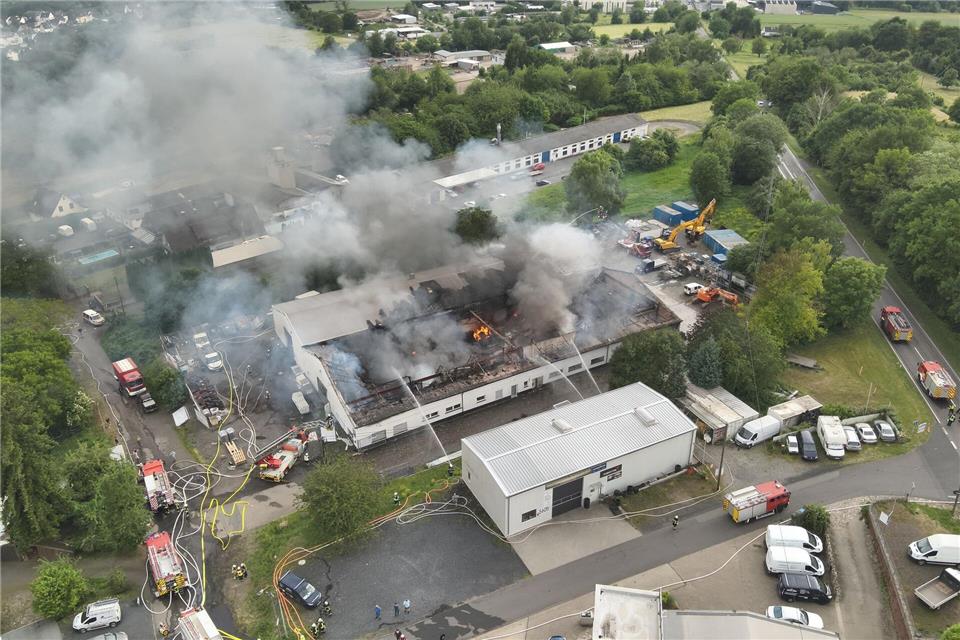 Auch am Donnerstagmorgen wurde wieder gelöscht.Feuerwehr Neuwied/dpa