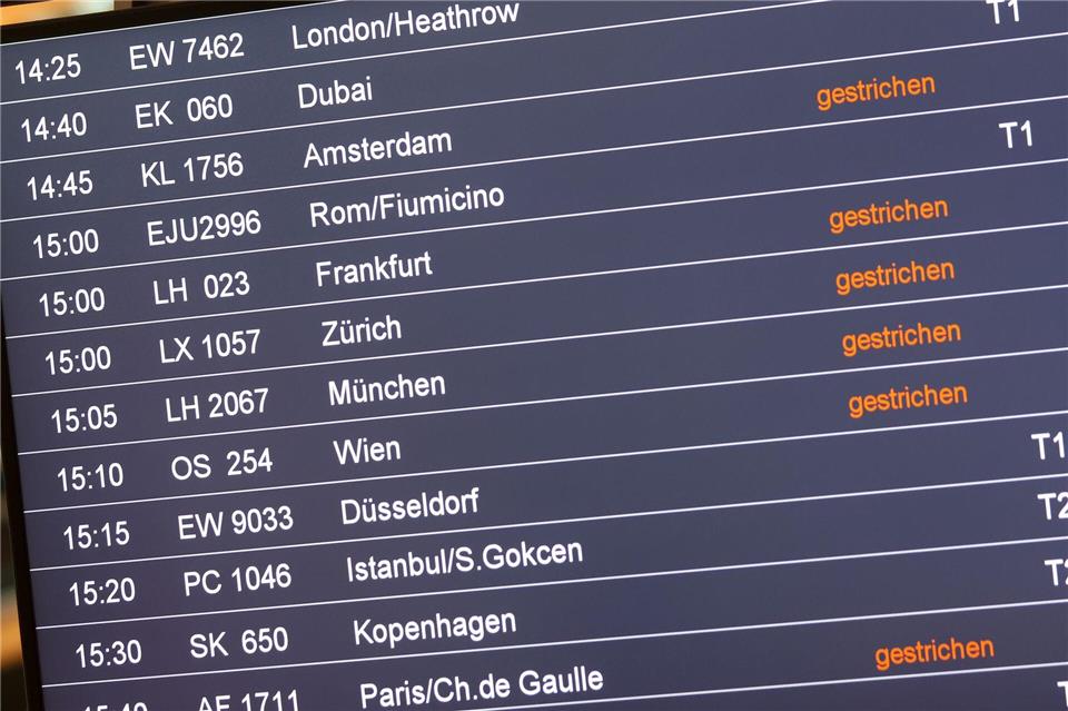 Auch am Flughafen sorgten die Witterungsbedingungen für Probleme. Bodo Marks/dpa