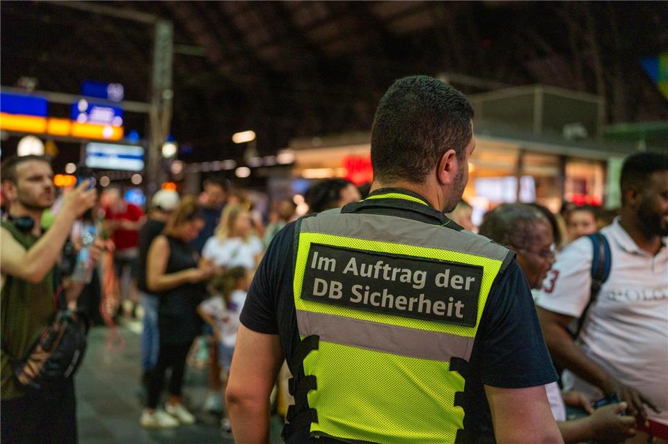 Auch am Frankfurter Hauptbahnhof waren viele Reisende vom Stillstand bei der Bahn betroffen.Andreas Arnold/dpa