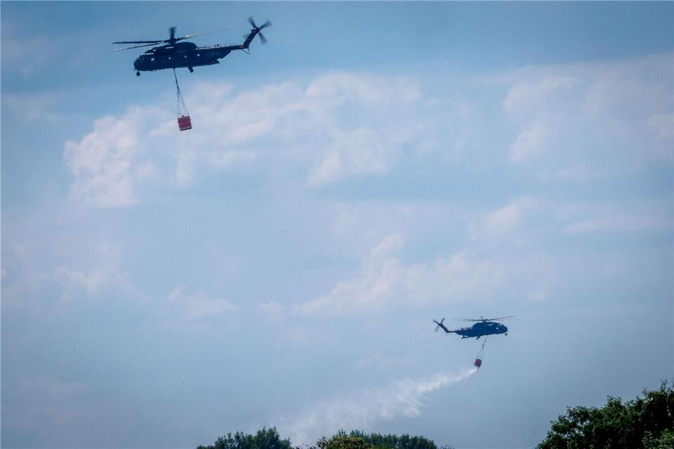 Auch am Freitag sollen Bundeswehrhubschrauber wieder bei der Brandbekämpfung im Müritz-Nationalpark helfen.Jens Büttner/dpa