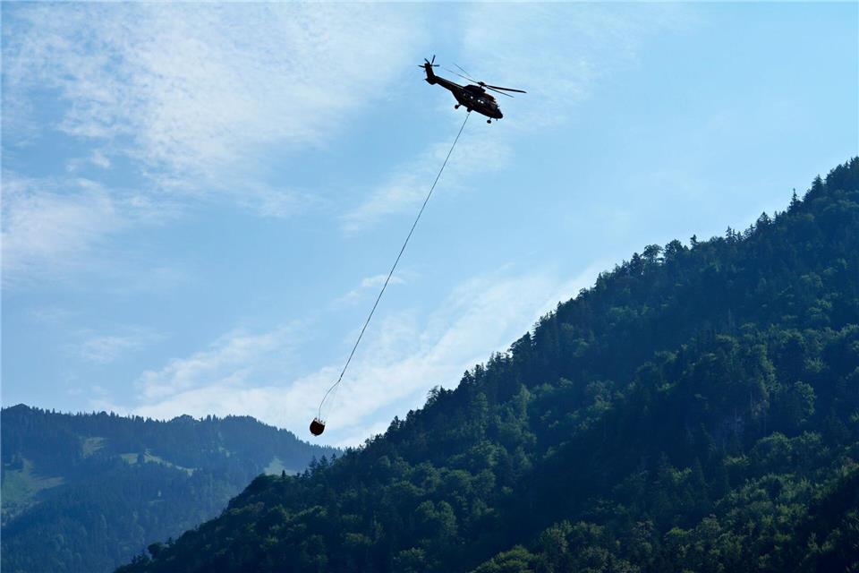 Auch am Freitag waren wieder mehrere Löschhubschrauber im Einsatz.Uwe Lein/dpa