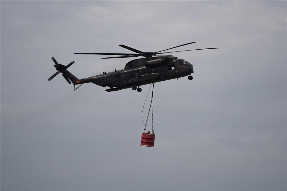Auch am Freitag warfen Bundeswehrhubschrauber Wasser über dem Müritz-Nationalpark ab.Manuel Genolet/dpa