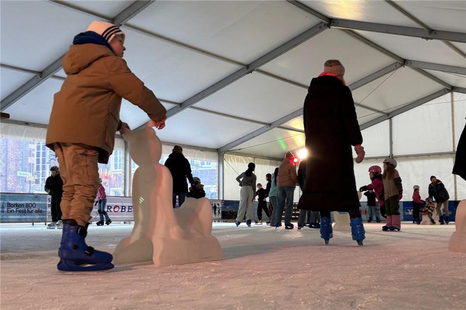 Auch am Freitagnachmittag war die Eisbahn auf dem Marktplatz nochmal gut besucht.