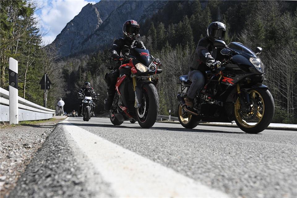 Auch am Kesselberg im Landkreis Bad Tölz-Wolfratshausen gilt eine temporäre Sperrung für Biker in einer Richtung. (Archivfoto)Angelika Warmuth/dpa