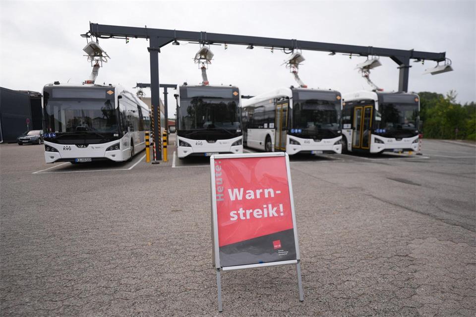 Auch am Mittwoch bleiben die Busse in den kreisfreien Städten in den Depots. Marcus Brandt/dpa