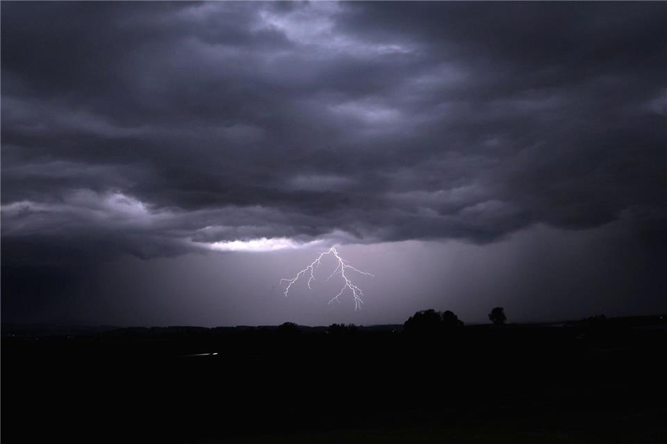 Auch am Mittwoch ziehen wieder Gewitter über Bayern. (Archivbild)Karl-Josef Hildenbrand/dpa