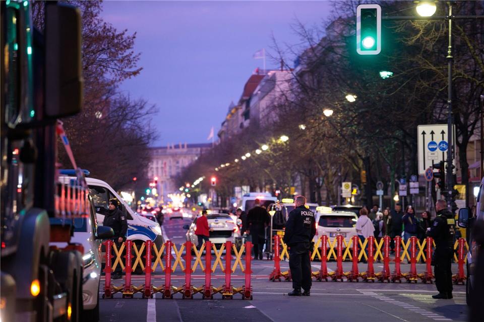 Auch am Montag ist wegen des Staatsbesuchs mit Verkehrsbeeinträchtigungen zu rechnen, unter anderem auf der A113.Carsten Koall/dpa