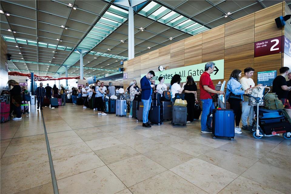 Auch am Montag müssen Reisende am Berliner Flughafen BER mit Verspätungen und Wartezeiten rechnen. Carsten Koall/dpa