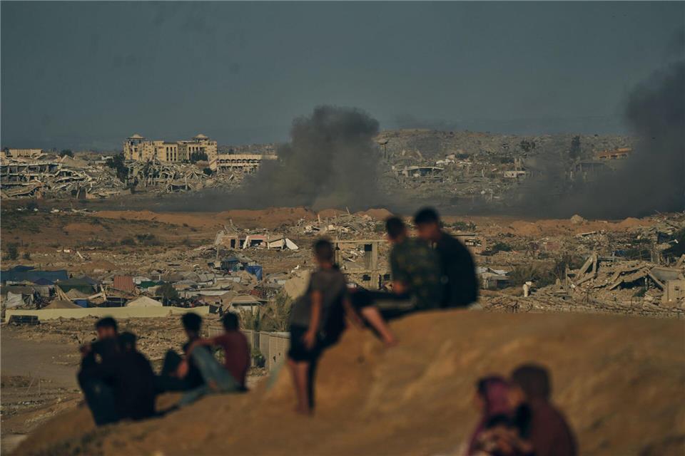 Auch am Montag setzte Israel arabischen Berichten zufolge Angriffe auf den Gazastreifen fort. (Archivbild)Jehad Alshrafi/AP/dpa