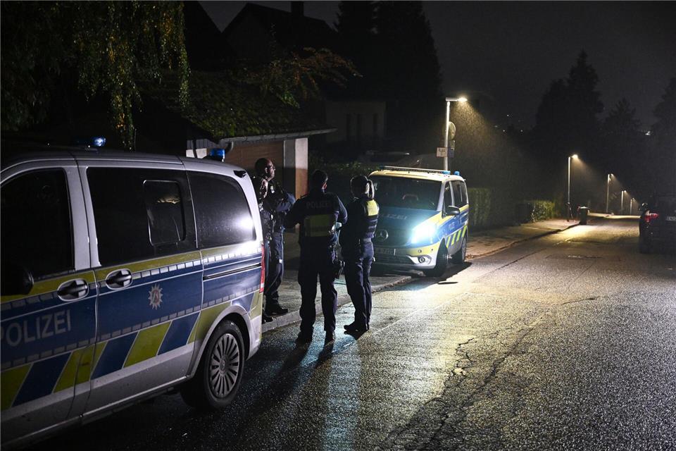 Auch am Morgen nach der Tat standen Polizeiautos vor dem Haus der Bürgermeisterin.Bernd Thissen/dpa