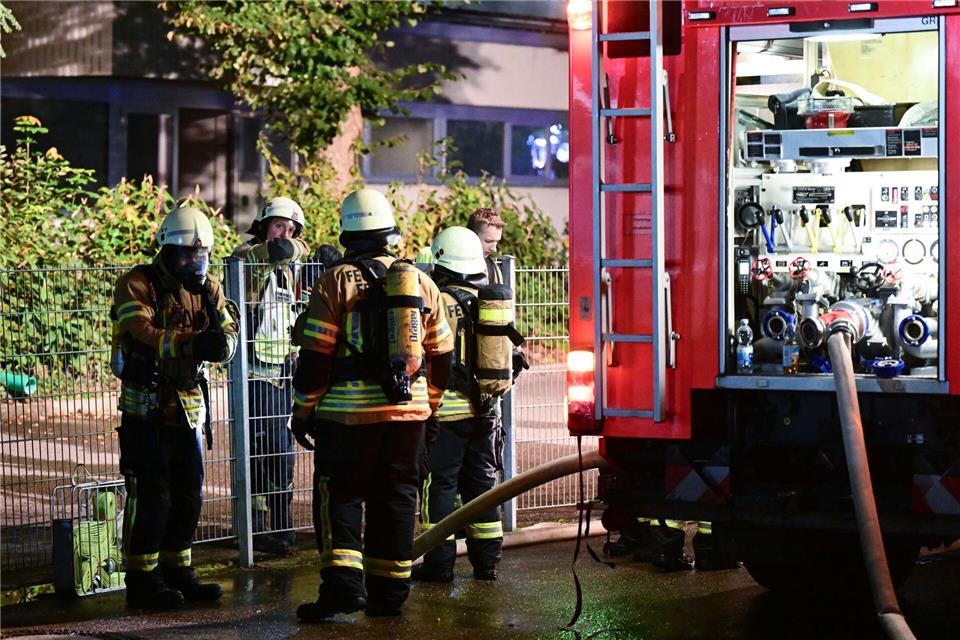 Auch am Morgen sind die Feuerwehrleute mit Nachlöscharbeiten beschäftigt.Bernd Weißbrod/dpa