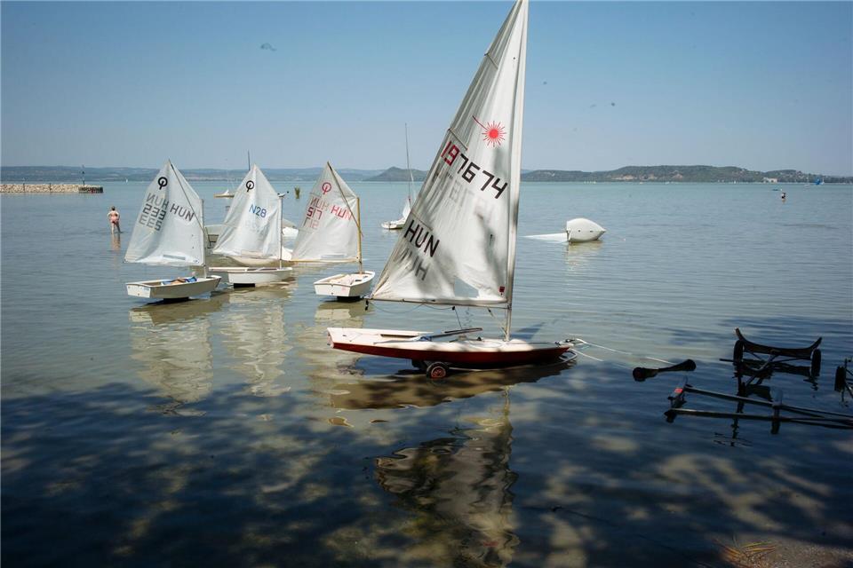 Auch am Plattensee bleiben die Segelboote unbenutzbar am Ufer stecken. Gregor Fischer/dpa