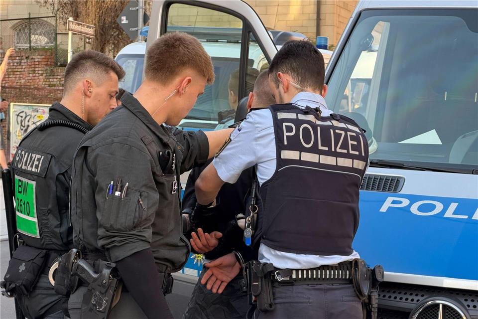 Auch am Rand der Demo hat es mehrere Festnahmen gegeben. Marijan Murat/dpa