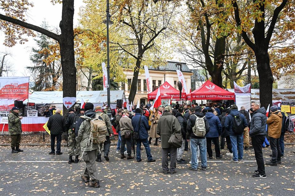Auch am Samstag demonstrierten Menschen erneut vor dem Warschauer Verfassungsgericht. Piotr Nowak/PAP/dpa