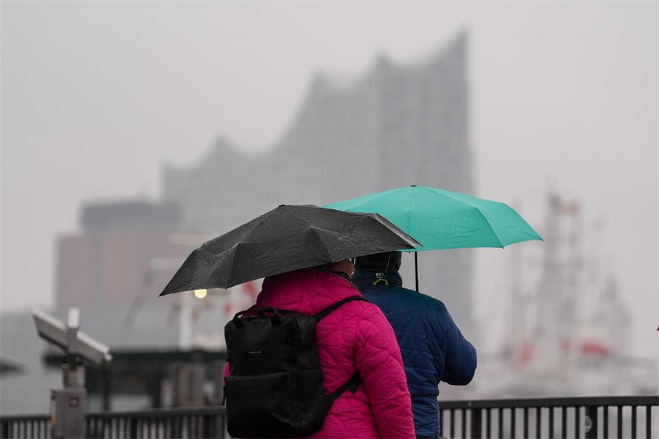 Auch am Samstag sollte man laut dem Deutschen Wetterdienst im Norden den Regenschirm dabeihaben. (Symbolbild)Marcus Brandt/dpa