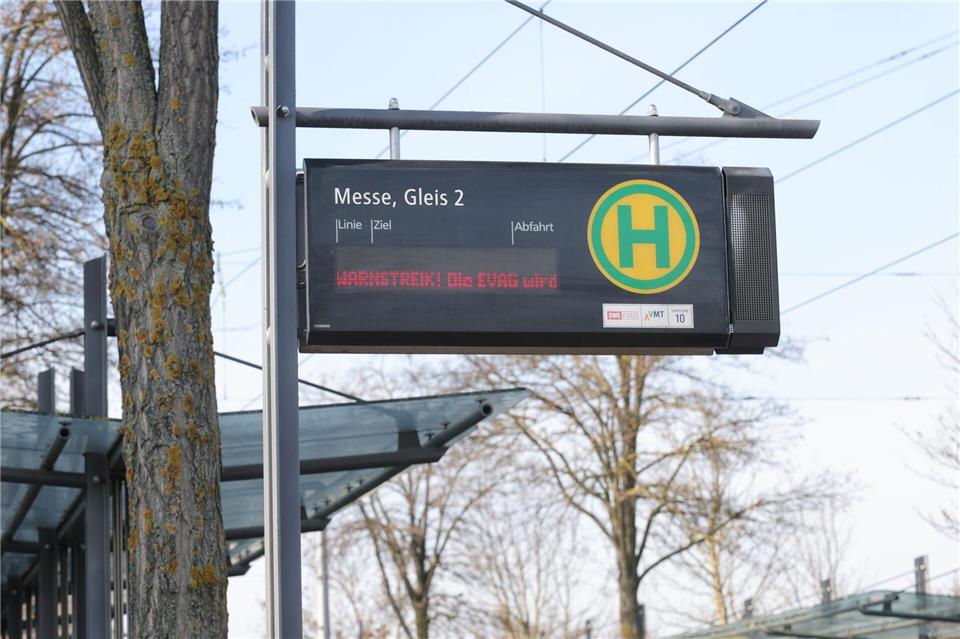 Auch am Samstag stand der Nahverkehr in Erfurt still. Am Sonntag rollten Straßenbahnen und Busse dann aber wieder. (Archivbild)Bodo Schackow/dpa