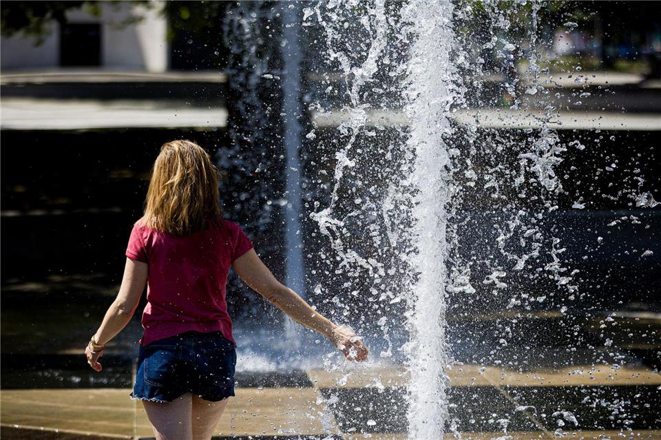 Auch am Sonntag bleibt es mit Werten um 40 Grad weiter sehr heiß - Abkühlung ist aber in Sicht. (Symbolbild)Moritz Frankenberg/dpa