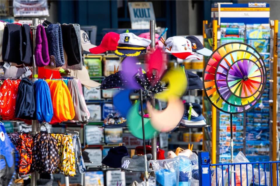 Auch am Sonntag shoppen - das ist in Urlaubsorten in MV dank einer Verordnung ab diesem Sonntag wieder möglich. Daran ändert auch eine Gerichtsentscheidung nichts - vorerst. (Archivbild)Jens Büttner/dpa