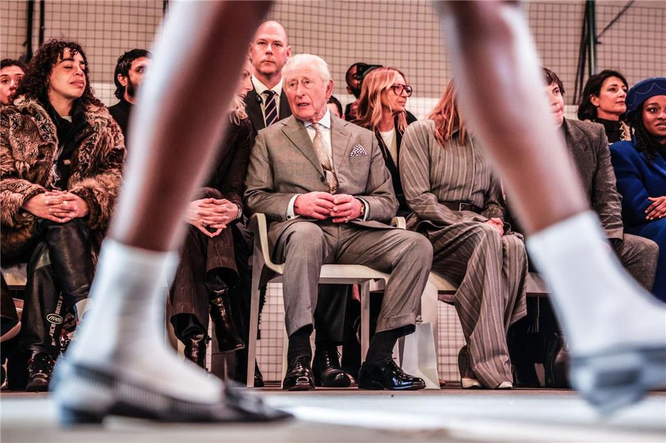 Auch am Tag der Verhaftung seines Bruders nahm der König seine Pflichten wahr - und war bei der Eröffnungsshow der Londoner Modewoche dabei.Richard Pohle/The Times/PA Wire/dpa