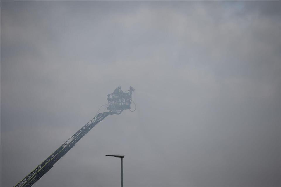 Auch am Vormittag nach dem Feuer kämpfte die Feuerwehr gegen Glutnester.Philipp von Ditfurth/dpa