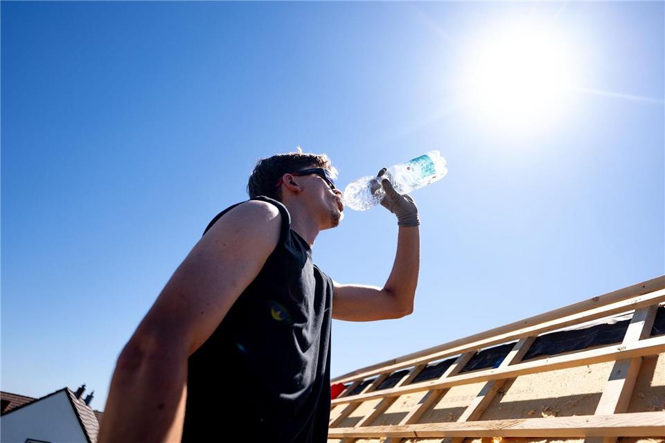 Auch am Wochenende rechnet der Deutsche Wetterdienst mit Temperaturen, die deutlich über 30 Grad steigen. (Symbolbild)Benjamin Westhoff/dpa