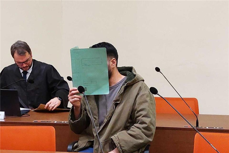 Auch am zweiten Prozesstag verdeckte der Angeklagte sein Gesicht.Britta Schultejans/dpa