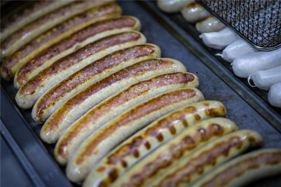 Auch an Imbissen sollen Infos zur Tierhaltung kommen. (Archivbild)Christoph Reichwein/dpa