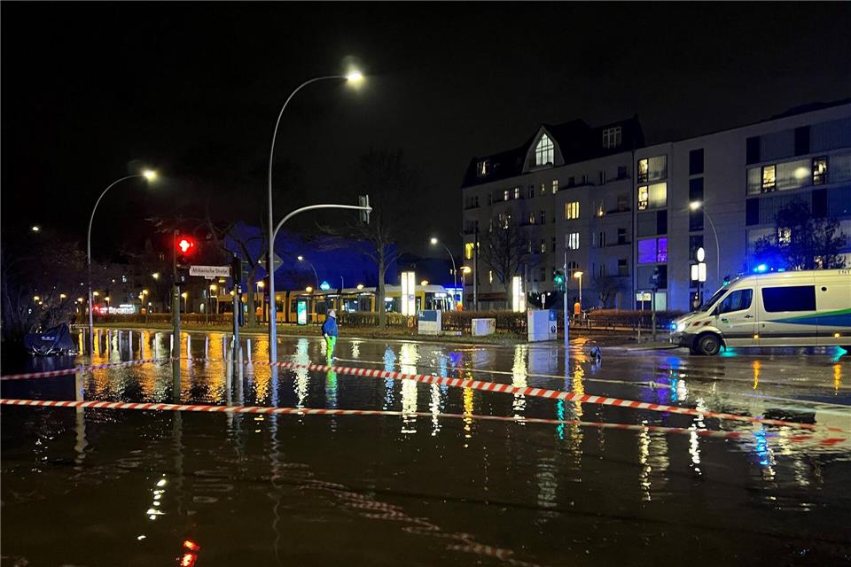 Nordosten Berlins nach Rohrbruch zeitweise ohne Wasser Auch an Silvester standen Berliner Straßen wegen einer geplatzten Hauptleitung unter Wasser. (Archivbild)Julius Schreiner/dpa