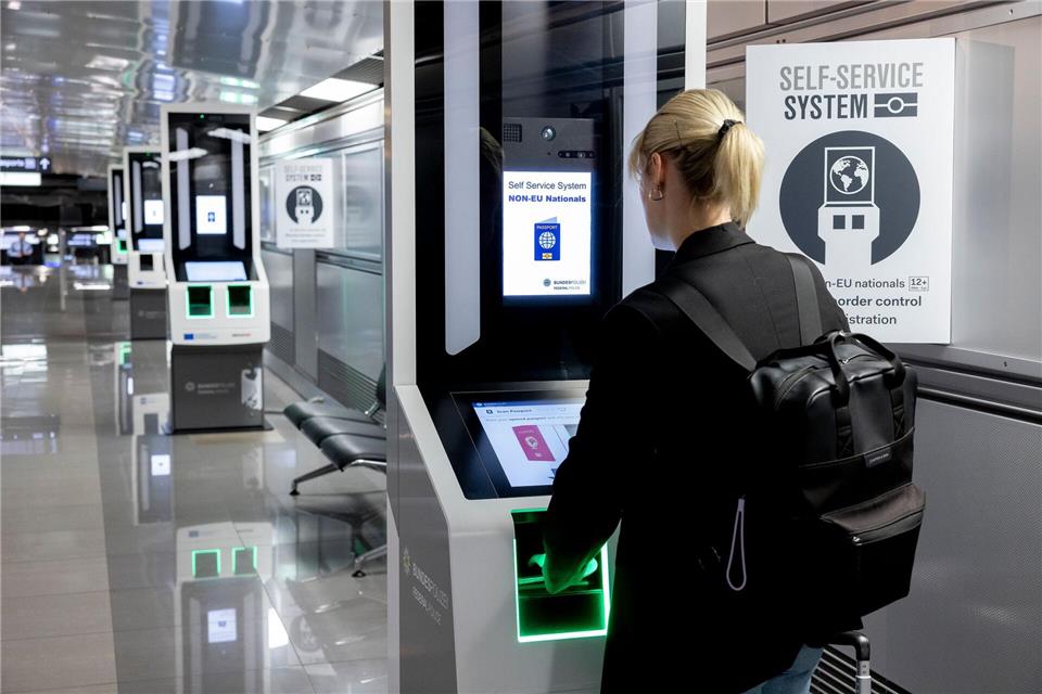 Auch an den Flughäfen in Nürnberg und Memmingen soll Ende Januar das europäische Ein- und Ausreisesystem (Entry-Exit-System – EES) in Betrieb gehen, das die Sicherheit an den Außengrenzen der Europäischen Union erhöhen soll. (Archivbild) Andreas Wiese/Flughafen Düsseldorf/dpa