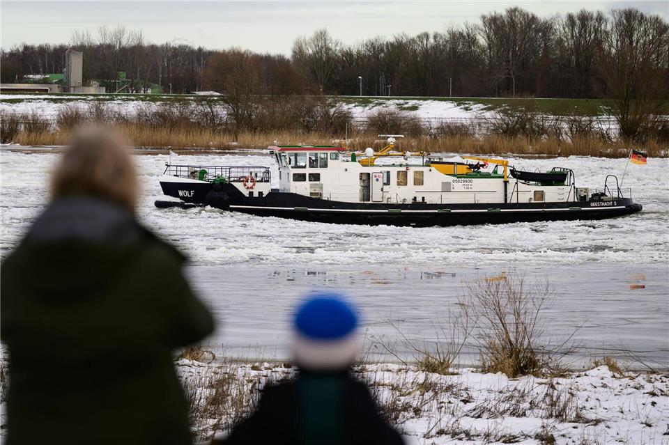 Auch an den Ufern liegt teilweise noch Schnee.Philipp Schulze/dpa