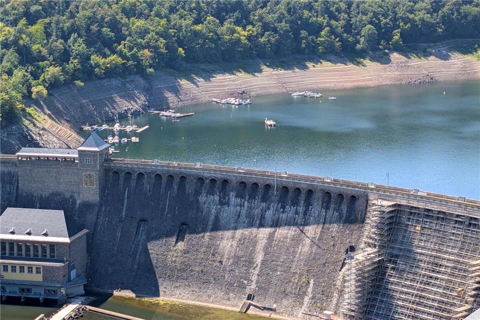 Auch an der Staumauer ist das Niedrigwasser ersichtlich.Stefan Rampfel/dpa