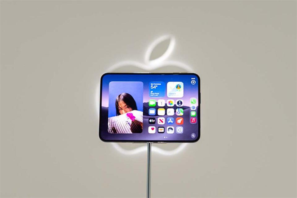 Auch auf Apples erstem Klapp-Smartphone, dem iPhone Duo, läuft iOS 27, allerdings mit Anpassungen, damit etwa die Split-View-Darstellung möglich ist.Andrej Sokolow/dpa/dpa-tmn
