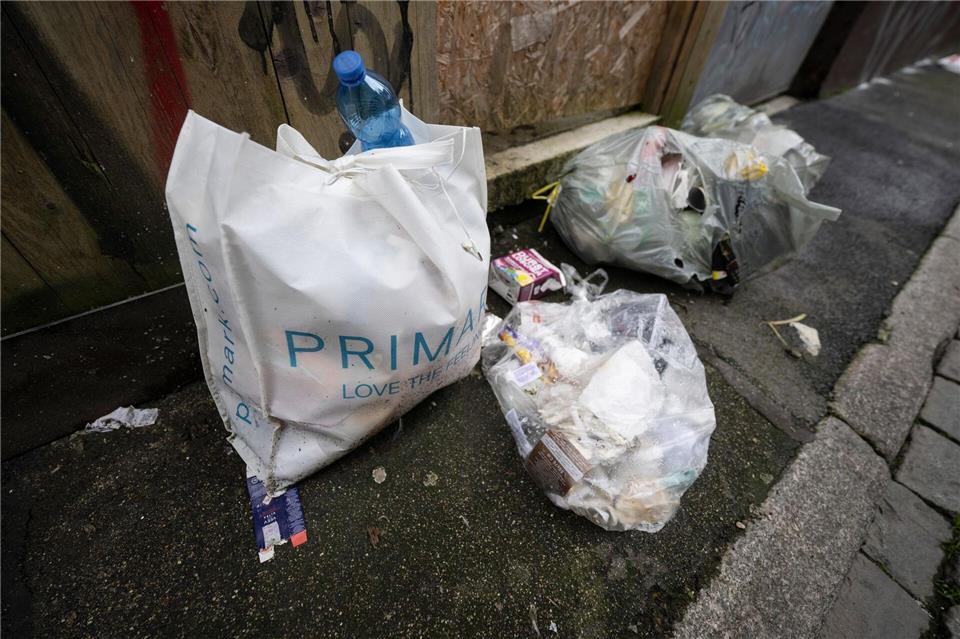 Auch auf Gehwegen steht Müll rum. Marijan Murat/dpa