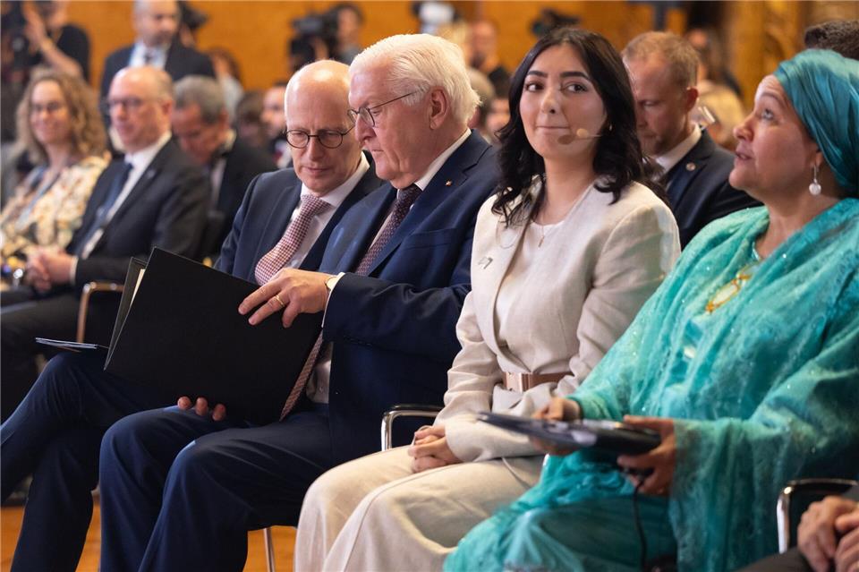 Auch auf Initiative von Bundesentwicklungsministerin Reem Alabali Radovan (SPD) haben sich Staaten und Organisationen in einer gemeinsamen Erklärung sehr besorgt gezeigt über die schwerwiegenden Auswirkungen der Blockade der Straße von Hormus auf den Globalen Süden.Ulrich Perrey/dpa