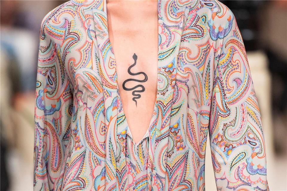 Auch auf Laufstegen sind manchmal Tattoos zu sehen. (Archivbild)Christophe Gateau/dpa