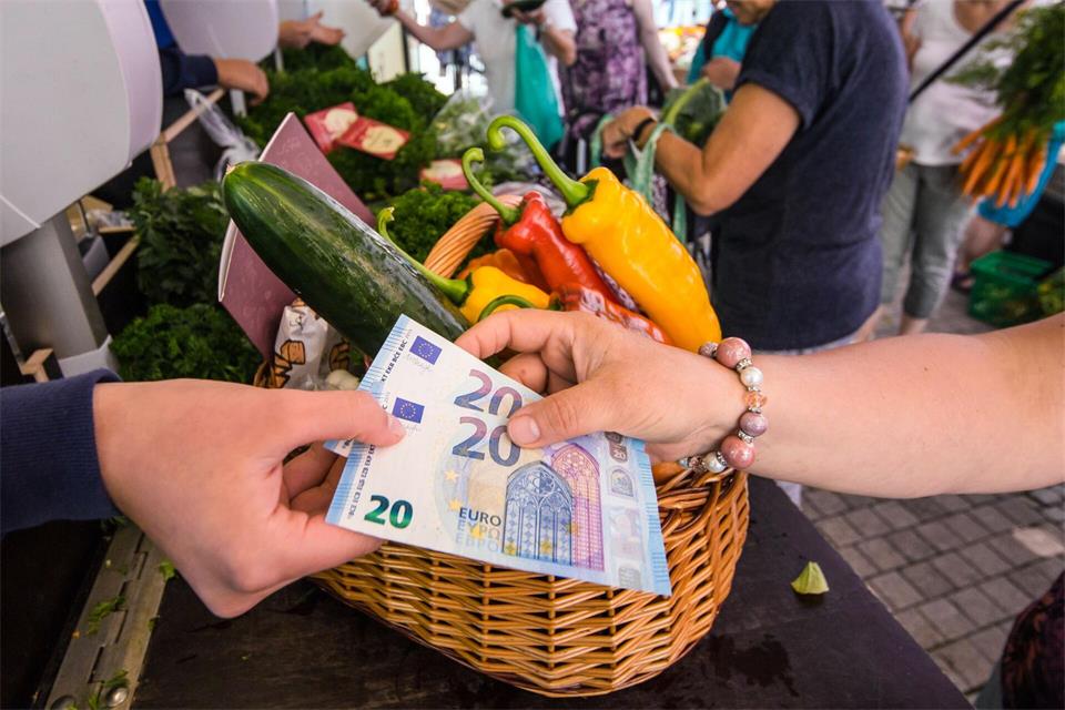 Auch auf Wochenmärkten wünschen sich 28 Prozent der Befragten argeldlose Zahlungsmöglichkeiten. (Symbolbild)Christoph Schmidt/dpa