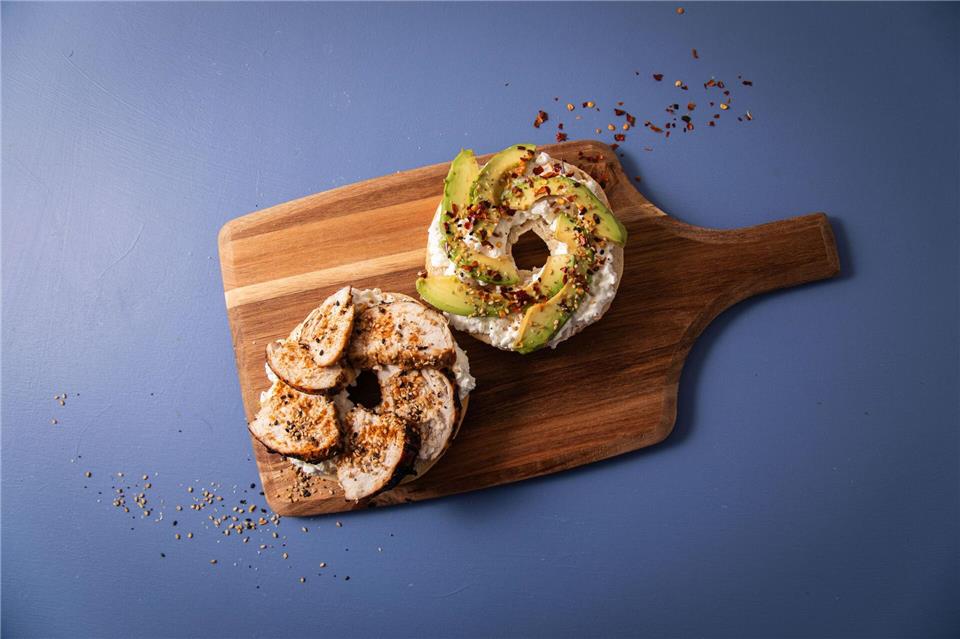 Auch auf belegten Bagels darf das Everything Bagel Seasoning nicht fehlen. Wer mag, streut auch noch ein paar Chiliflocken drüber. Christin Klose/dpa-tmn