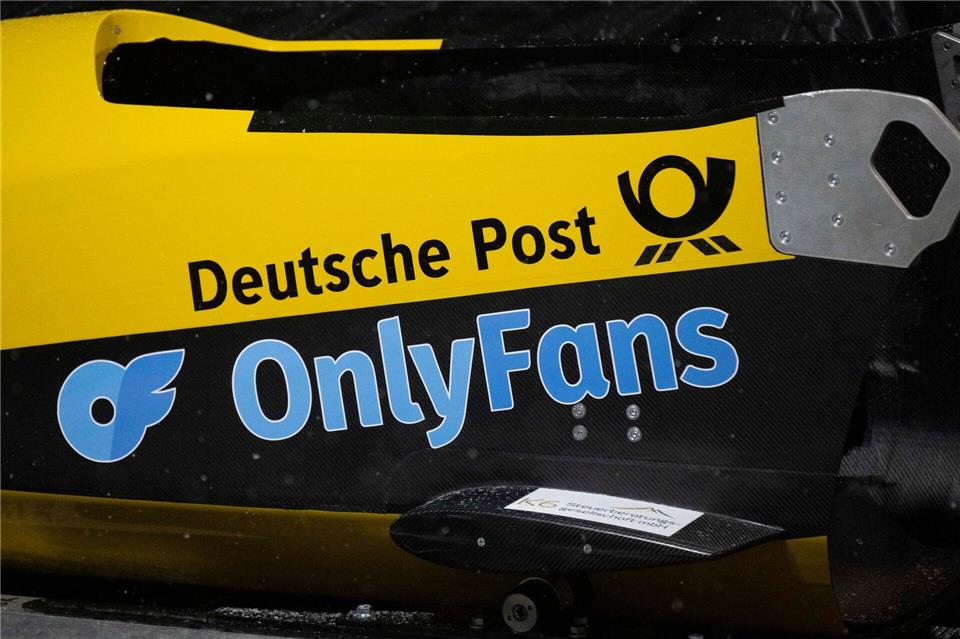 Auch auf dem Bob von Lisa Buckwitz wird für die Erotik-Plattform geworben. (Archivbild) Sebastian Kahnert/dpa