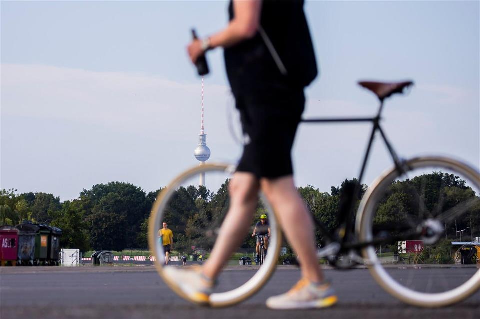 Auch auf dem Fahrrad ist Alkohol gefährlich. (Symbolbild) Christoph Soeder/dpa