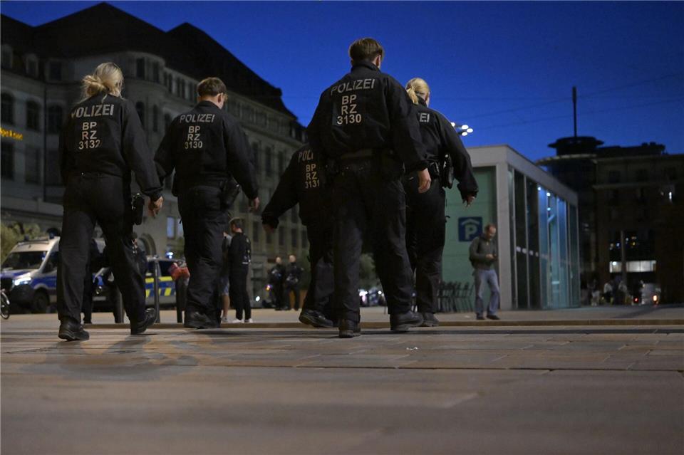 Auch auf dem Willy-Brandt-Platz vor dem Erfurter Hauptbahnhof waren Polizisten im Einsatz.Jacob Schröter/dpa