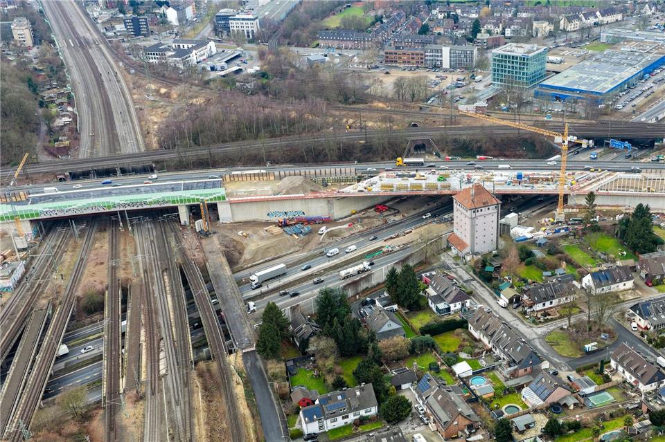 Auch auf den Bahnverkehr haben die Arbeiten an dem Autobahnknoten immer wieder massive Auswirkungen.Christoph Reichwein/dpa