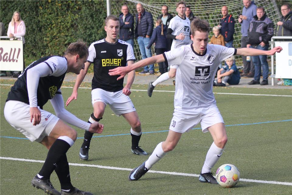 Auch auf den SC Reken (hier mit Youngster Ole Homann im Angriff) wird es ankommen, ob in den Kreisligen A am Ende der Saison 2025/26 ein vermehrter Abstieg notwendig ist.