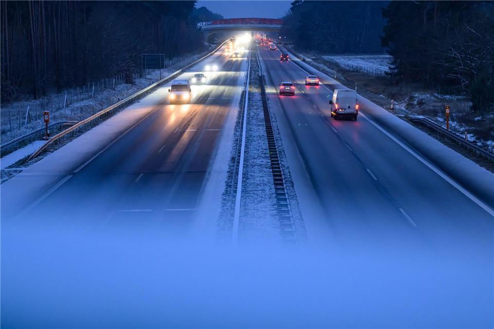 Auch auf den Straßen gab es teilweise Schneeverwehungen. (Archivbild)Patrick Pleul/dpa/dpa-tmn