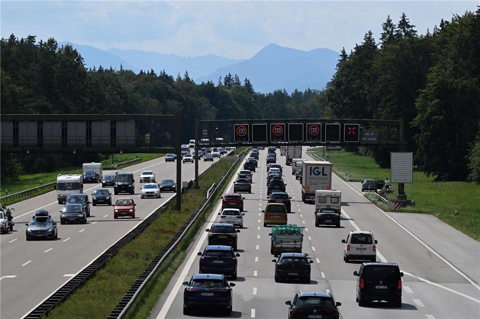 Auch auf den bayerischen Autobahnen werden Reisende viel Geduld brauchen. (Symbolbild)Felix Hörhager/dpa