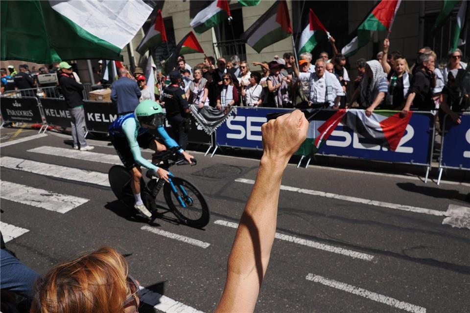 Proteste bei Vuelta: Ganna gewinnt verkürztes Zeitfahren Auch auf der 18. Etappe der Vuelta á España waren propalästinensische Demonstranten zu sehen.Photogenic/Claudia Alba/EUROPA PRESS/dpa