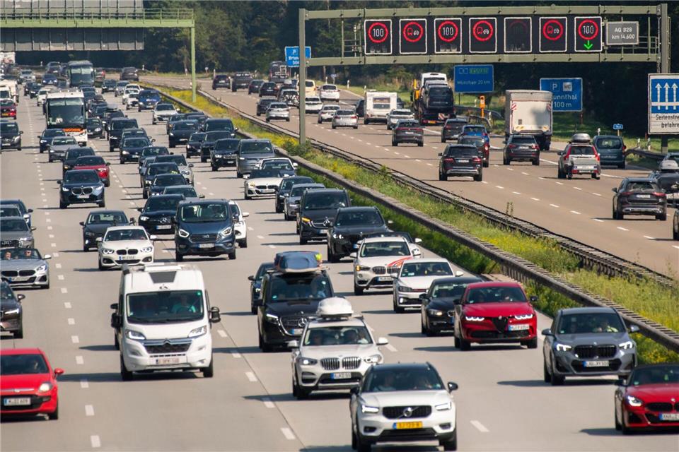 Auch auf der Autobahn 8 rechnet der ADAC wieder mit viel Verkehr rund um den Feiertag. (Archivbild)Stefan Puchner/dpa
