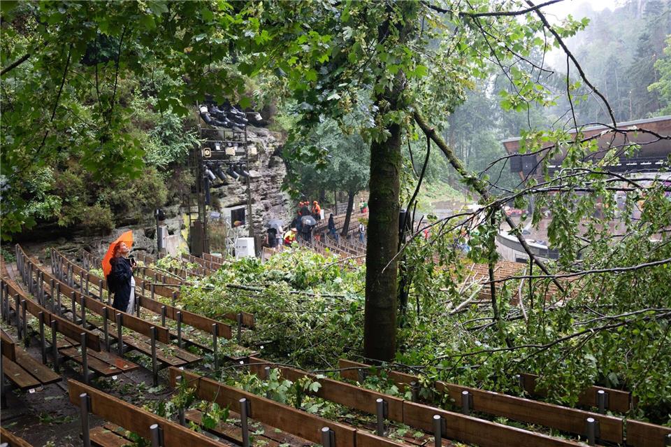Auch auf der Bühne und der Zuschauertribüne der Felsenbühne Rathen gibt es Schäden.Sebastian Kahnert/dpa