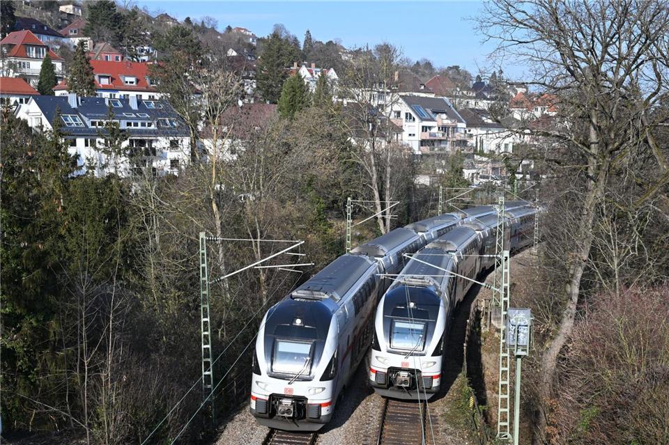 Bauarbeiten legen Bahnstrecken lahm - Busse im Einsatz Auch auf der Gäubahn kommt es zu einer Sperrung. (Archivbild)Bernd Weißbrod/dpa