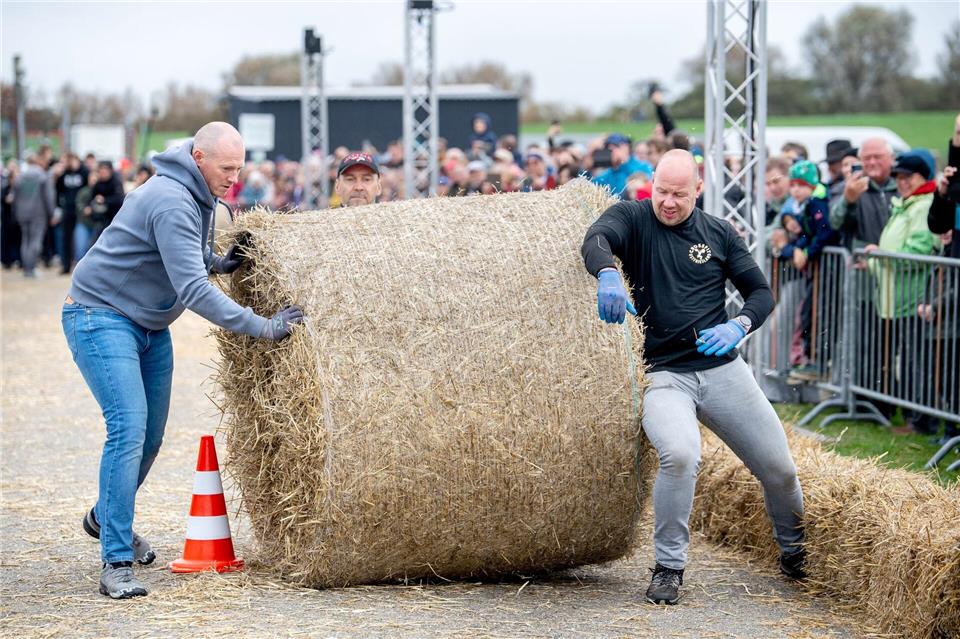 In Ostfriesland werden „Strohballen-Rollmeister“ gesucht Auch auf einer Slalomstrecke müssen sich die Teams bei der Strohballen-Rollmeisterschaft bewähren.Hauke-Christian Dittrich/dpa