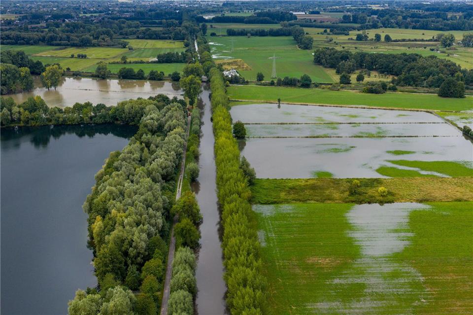Auch auf zunehmende Risiken durch Starkregen sollen sich die Kommunen in NRW vorbereiten - hier ein Bild aus dem Kreis Viersen. (Archivbild)Christoph Reichwein/dpa
